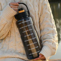 Botella Deportiva De Agua Con Tapa Y Taza Para Exteriores Y Deportes Capacidad Grande De 1.5L/2L/3L Resistente Al Desbordamiento Con Marca De Tiempo En Plástico - details 2