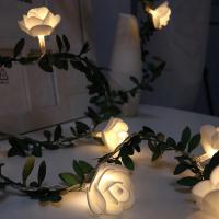 Luz De Rosas Blancas Con Hojas Verdes Y Vine De 10 LEDs 1.5M Luces Decorativas Para Jardín Y Casa Operadas Por Batería - details 5