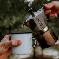 Bialetti Cafetera Clásica Italiana  - Moka Express, distintos tamaños 1, 2, 3, 4, 6, 9, 12, 18 tacitas de Café italiano - Cafetera de Aluminio de Alta Calidad para uso en Cocina - adecuada para hornillos de gas y placas eléctricas - details 5