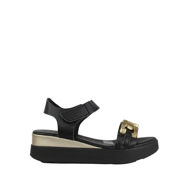 5419 OH MY SANDALS Sandalia modelo DOYA fabricada en piel color negro, diseñada con cadena dorada decorativa y cierre mediante velcro. Planta de piel almohadillada. Suela con plataforma de 4 cm. - 1