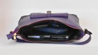 Bolso de Hombro Morado IULIUS en Piel Genuina – Funcional, elegante y espacioso | Diseño exclusivo con cierre seguro y detalles dorados - details 2