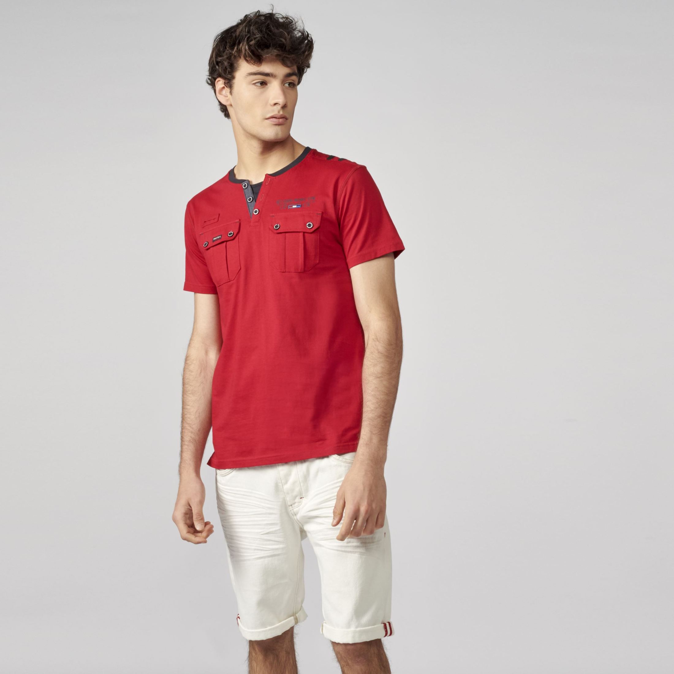 Koroshi Camiseta de corte recto con cuello partido, bolsillos y bordado de texto | ropa casual