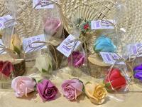 Lote de 20 Rosas de jabón perfumadas en bolsa de regalo con tarjeta de mensaje agradecimiento y lazo color champan - regalos para invitados de bodas comuniones bautizos aniversarios regalos originales - details 6