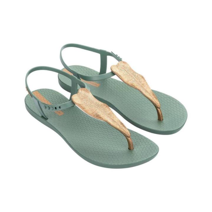 83774 Sandalia de piscina para mujer de la marca IPANEMA modelo CLASS FLORA SANDAL FEM en color verde y detalle de hoja en color dorado. Cierre mediante pulsera al tobillo. Suela de PVC. Ideales para la piscina, la playa o para lo que surja.