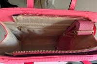 Bolso Mediano de Nylon Rosa - Estilo moderno y funcional - details 2