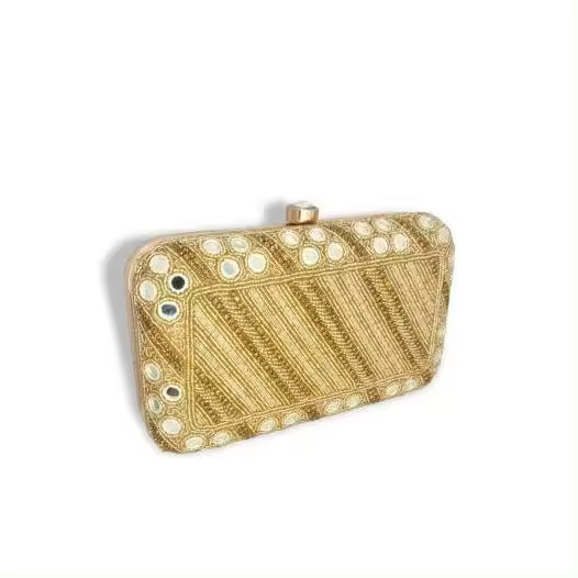 CLUTCH DE FIESTA DORADO CON DECORACION DE PEDRERIA Y ROCALLAS - 1