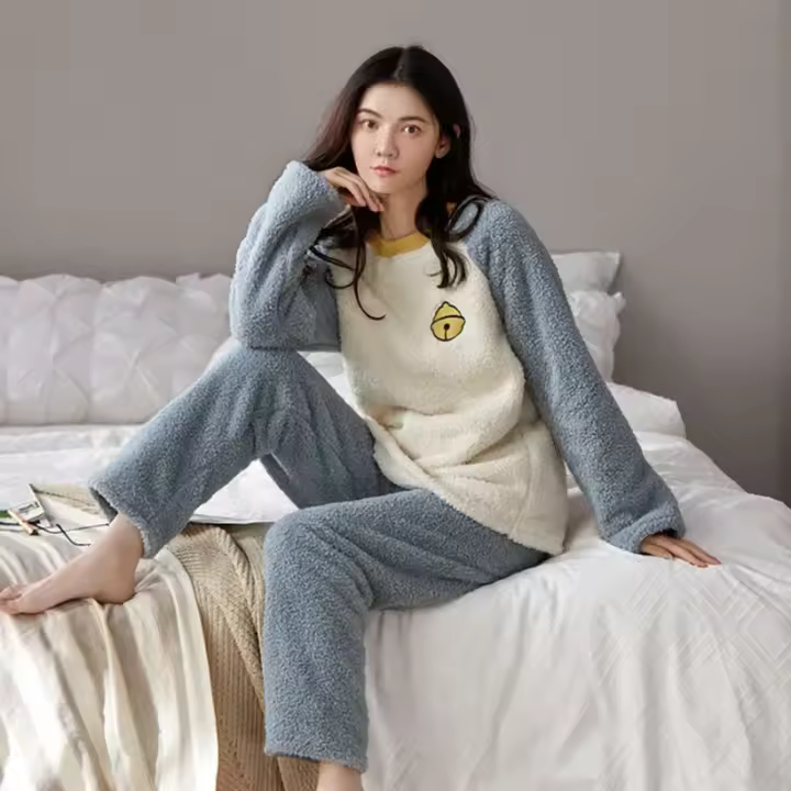 Pijama de franela gruesa y cálida para mujer, diseño de oso de dibujos animados para invierno, con relleno de forro polar coral, disponible en tallas grandes - 1