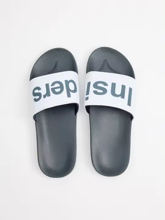 Chanclas de pala blancas y azul marino con letras grabadas, perfectas para tu look de verano INSIDE - 1