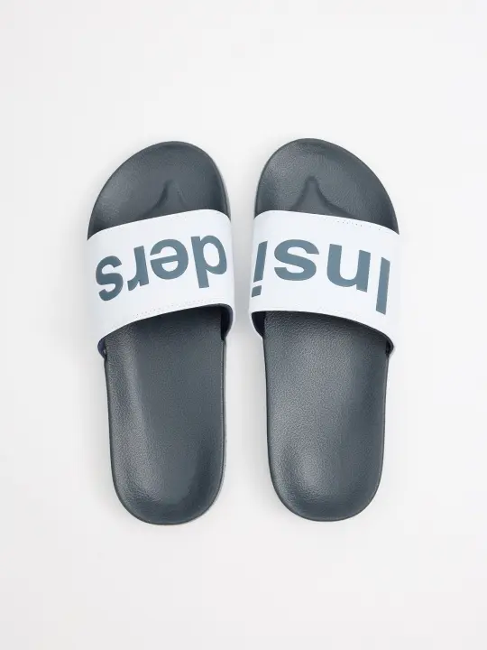 Chanclas de pala blancas y azul marino con letras grabadas, perfectas para tu look de verano INSIDE - 1