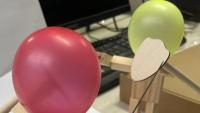 Batalla de figuras de Bambú con Globos PARA 2 JUGADORES: Muñecos de Batalla de Madera hechos a Mano para emoticonos Batallas de 2 jugadores: Juego de fiesta de Batalla de Globos de Ritos - details 2