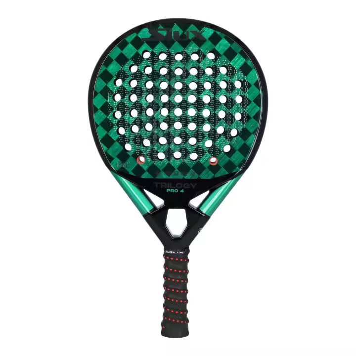 PALA SIUX TRILOGY CONTROL PRO 4, es una pala de pádel de la gama Pro Series, perteneciente a la colección 2024 de Siux. Diseñada para jugadores profesionales que buscan un rendimiento excepcional en la cancha. - 1