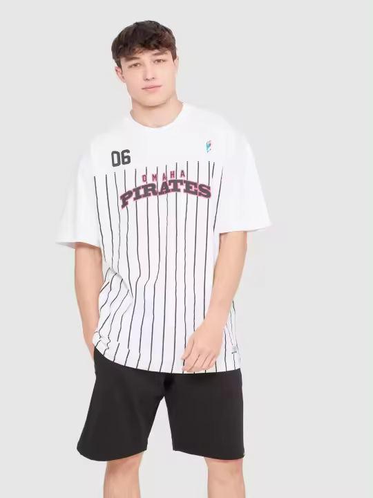 Dale un toque deportivo a tu look con esta camiseta de estampado deportivo INSIDE - 1