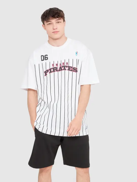 Dale un toque deportivo a tu look con esta camiseta de estampado deportivo INSIDE - 1