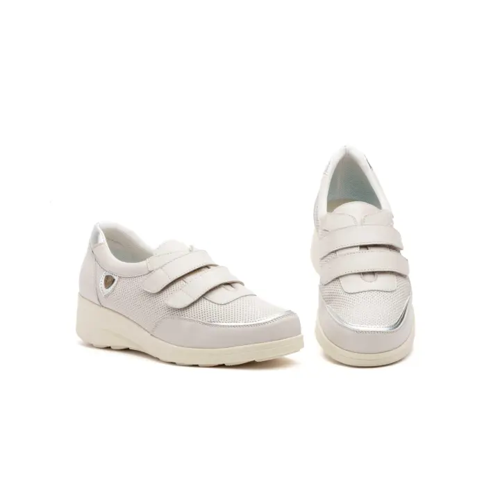 Mº5582 Salinas  Hecho en España Deportivos Mujer Piel Salinas Numeración: 35-41 Marca: Ibérico Zapatillas deportivas de la marca Ibérico con un diseño sofisticado en piel perforada de color blanco, permitiendo una ventilación óptima. Estos za - 1