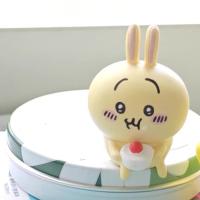 Ckawa Muñeco De Peluche Auto-deprecatorio Oso Sentado En Un Palo De Madera Con 6 Ornamentos De Sentado Para Coleccionistas Edad Recomendada 14+ - details 1