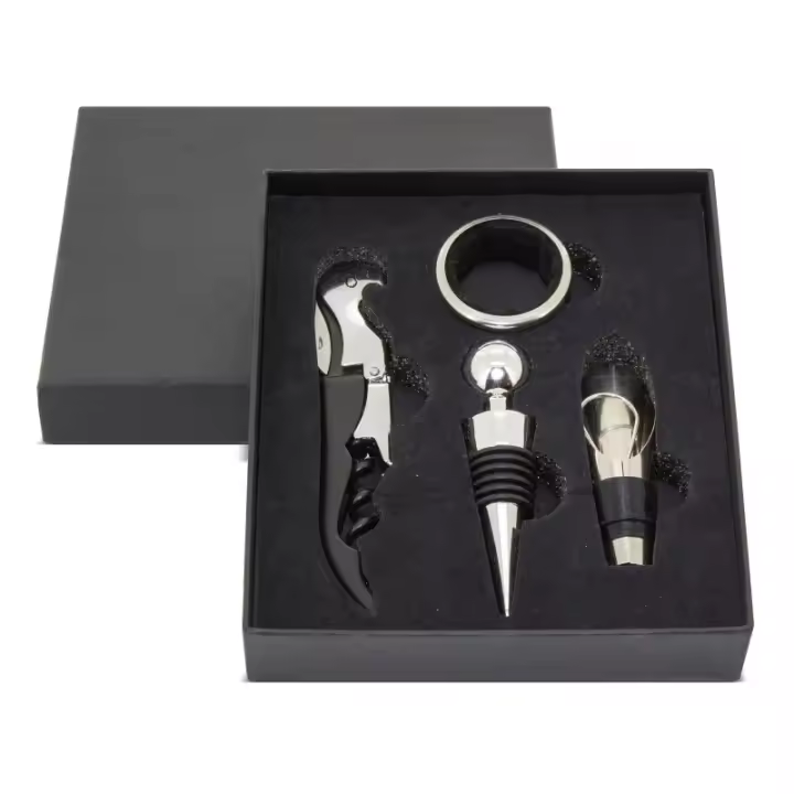 Deliex delicias de Extremdura. Set de vinos para regalar, Estuche de regalo en caja de cartón para los amantes del vino que incluye anillo antigoteo, tapón, sacacorchos y dosificador. - 1