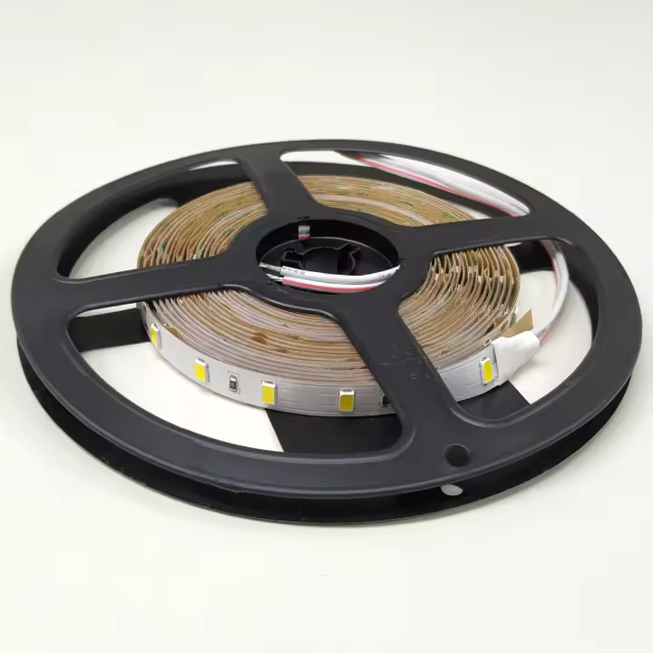 LED ATOMANT Rollo de 5 metros de tira de luz LED, 18W/metro a 24V, cinta strip con diodos 5630, 60 LED/metro, 2100 lúmenes/metro, luz potente y eficiente, ideal para decoración, iluminación ambiental, proyectos domésticos y comerciales, fácil instalación - 1