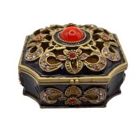 Cajita decorativa estilo vintage de metal con brillantes incrustados y motivos geométricos multicolor 6 x 6 cm aprox. con tapa con imán - diseño elegante - materiales de calidad robusta y exquisita mano de obra - ideal para decoración o regalo - details 1