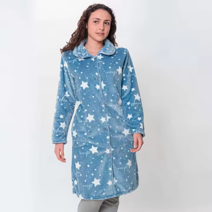 Kinanit. Bata Larga Mujer Coralina Estampada Estrellas de Kinanit. KN583. Bata de mujer larga con cierre de botones y bolsillos laterales confeccionada en coralina estampada de estrellas. - 1