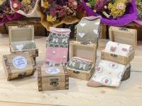 Calcetines de mujer estampados en cofre de madera de regalo: 3 Pares surtidos en baúl de madera para regalos originales en cumpleaños, amigo invisible, Navidad y aniversarios. - details 2
