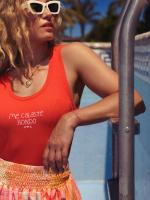 Camiseta de tirantes "me calaste" fuego de Aire Retro.Camiseta entalladita de canalé con bordado central "Me Calaste Hondo" color rojo anaranjado Con un algodón súper gustoso que se ajusta al cuerpo pero sin marcar demasiado! - details 1