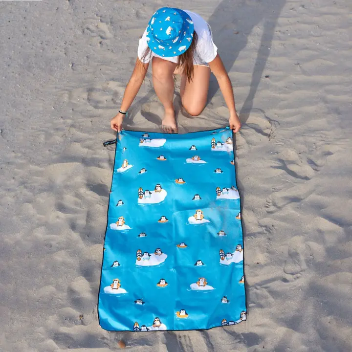 Toalla Microfibra,Toalla de gimnasio y fitness o uso en playa, 70 X 140 cm, Ligera y Secado rápido, Toalla de Baño con diseño original "Pingüino" - 1