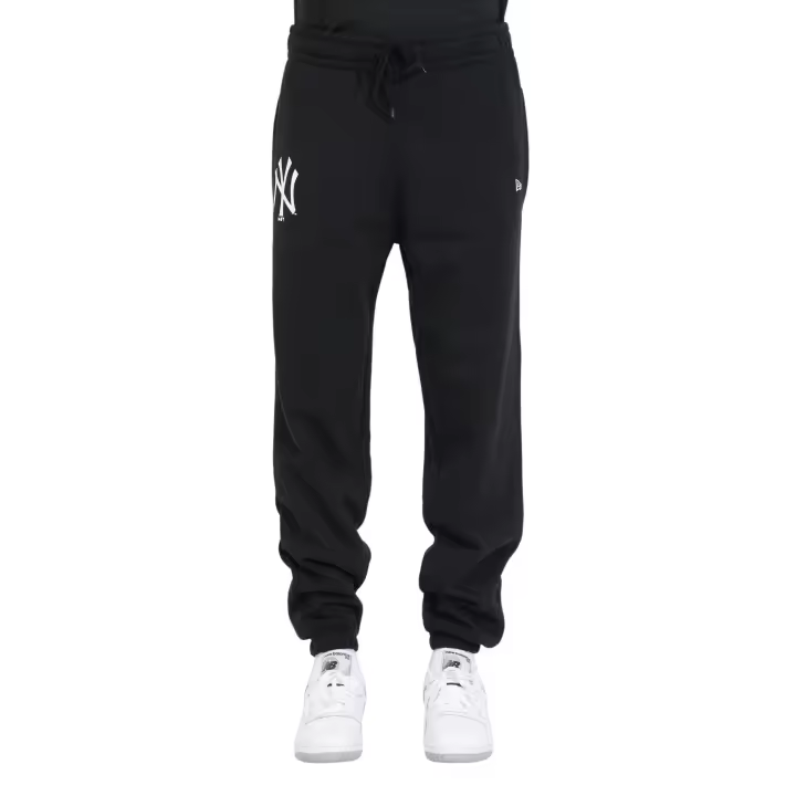 MLB ESSENTLS JOGGER NEYYAN BLKWHI: Jogger MLB Essential New York Yankees en negro y blanco. Ideal para quienes buscan un estilo relajado, cómodo y deportivo mientras apoyan a los Yankees con un look moderno. ✅ Entrega 24/72h a España (península). - 1