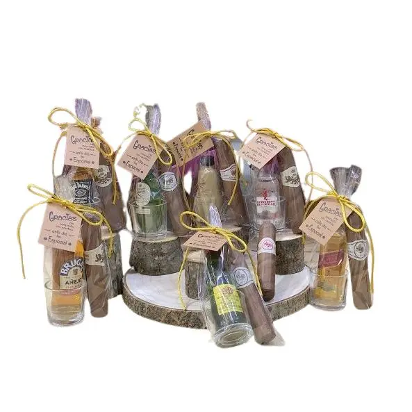 Lote de 10 miniaturas de bebida de 5 cl con chocolate en bolsa de regalo con lazo - Regalos originales para invitados de boda, aniversarios, comuniones, bautizos, cumpleaños, despedidas de soltero/soltera - 1