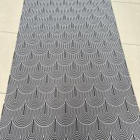 LILI HOME 🖤 Alfombra Vinílica Antideslizante – Diseño Moderno 🏡 Medidas: Ancho de 66 cm y grosor de 1.5 mm. ✨ Dale un toque de elegancia y funcionalidad a tu hogar con esta alfombra versátil y resistente. Tejido técnico vinity, altamente resiste - details 1