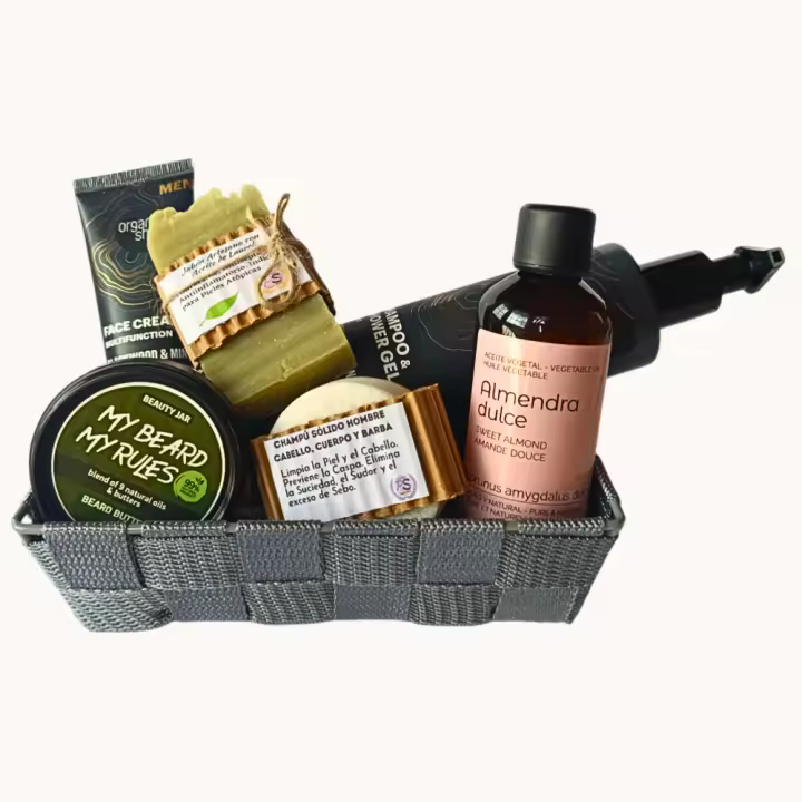 Cesta Regalo Cosmética BIO Hombre. Cuidado Facial, Corporal y Capilar. Jabón Artesano, Crema, Champús, Aceites.*En caso de falta de Stock, se sustituirá por otro producto similar.  PumarShop Cinnia Natura - 1