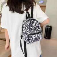 Mochila Pequeña Para Mujer Con Diseño De Leopardo Divertido Estilo Preppy Bolsa Escolar Para Adolescentes Viajes Diarios - details 4