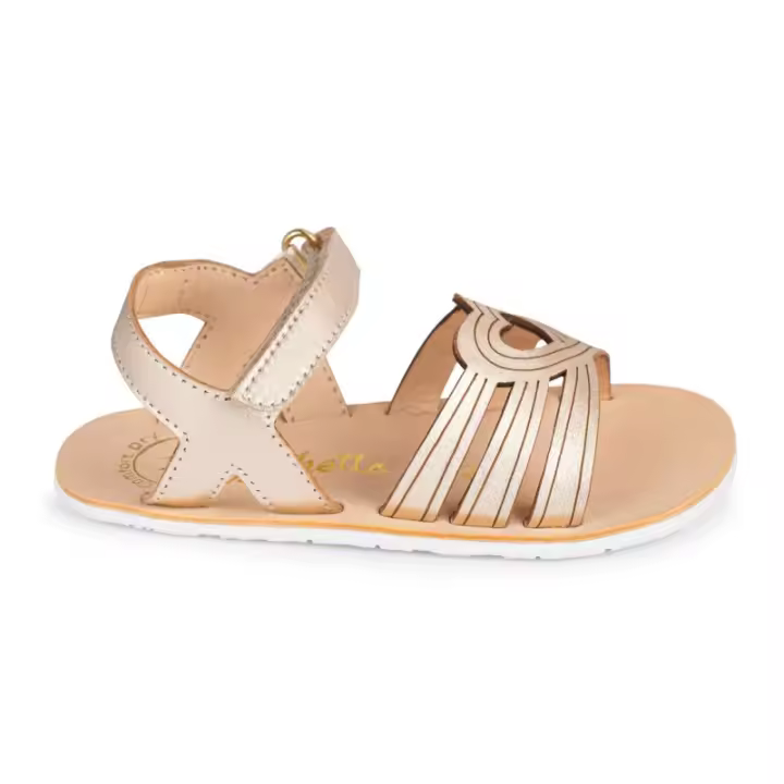 SANDALIA CORAZÓN BAREFOOT ORO - BRILLO SUTIL Y DISEÑO ROMÁNTICO - 1