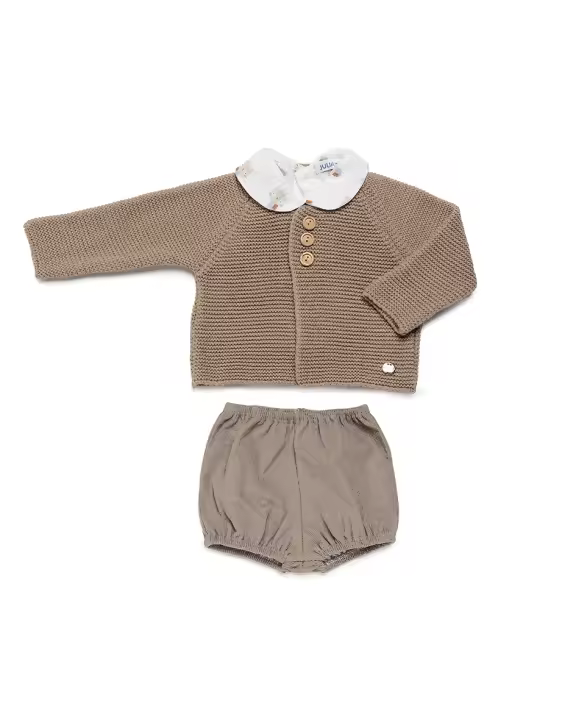 Conjunto Tres Piezas JULIANA Camisa Algodón Buhitos Cuello Redondo Abotonada en Espalda Chaqueta Punto Bobo Camel Botones Madera Pantalón Corto Micropana Goma Cinturilla Muslos Conjuntos Niño - 1