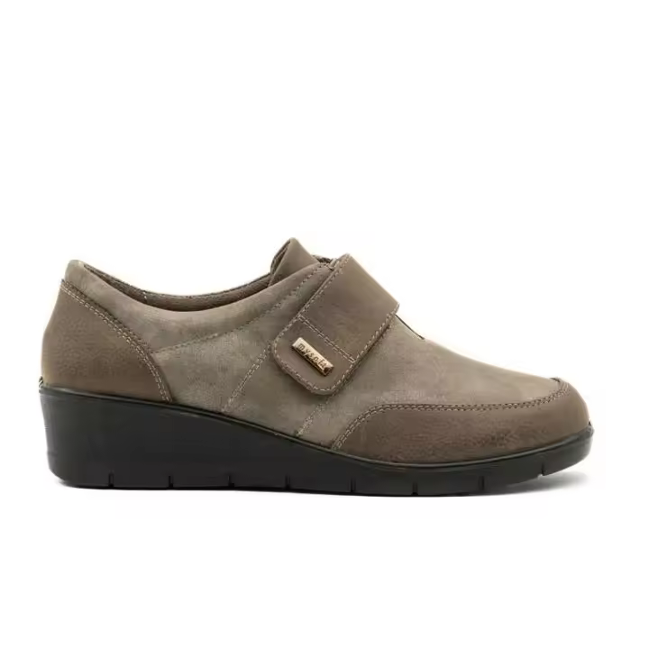 23M503 ZAPATO DE SEÑORA MYSOFT CON VELCRO EN COLOR TAUPE CON PLANTILLA EXTRAIBLE. ZAPATOS DE MUJER PLANOS. - 1