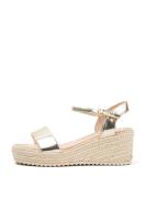 Lyla Wang sandalias doradas con cuña de esparto diseño trenzado y elegante cierre perfectas para el verano - details 2