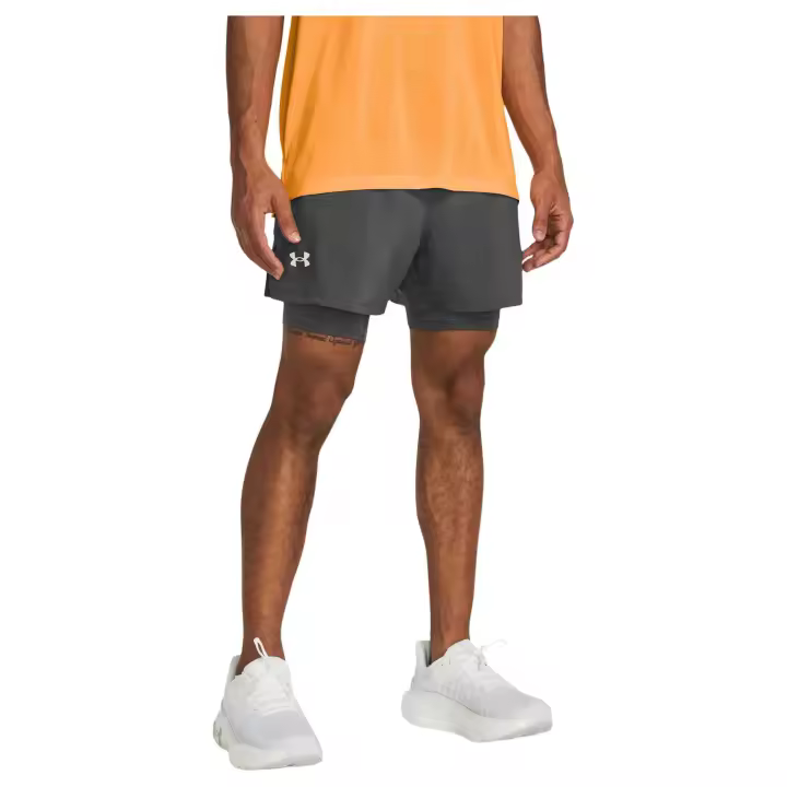 Pantalon Corto Under Armour Launch 5'' 2-In-1 para hombre en color gris - 1