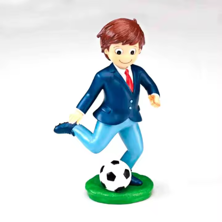 Figura tarta para primera Comunión niño con balón de fútbol. Un detalle imprescindible en la celebración de una Primera Comunión de todos aquellos niños a los que les encanta el fútbol. - 1