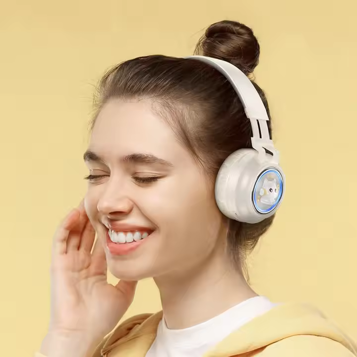 Auriculares inalámbricos Hoco W50 con orejas de gato, luz RGB y sonido de alta calidad. Hasta 12h de música. Conexión Bluetooth, TF y AUX. Almohadillas cómodas y diadema ajustable. Ideal para niños y viajes largos - 1