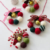 Mini Coronilla De Navidad Hecha a Mano Con Bolitas De Lana Y Campana Decoración Para Niñas Corazón De Navidad - details 0