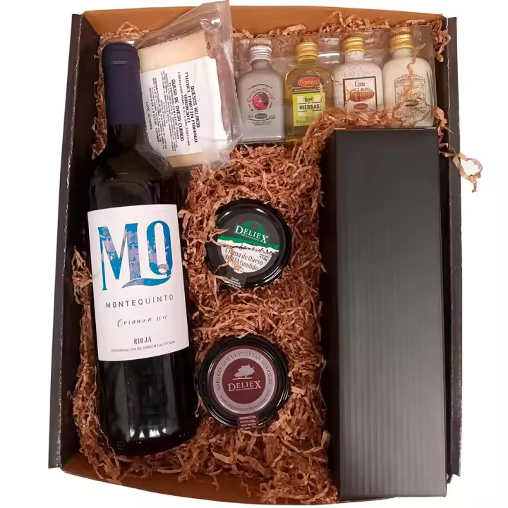 Lote gourmet con vino, cuña de queso de oveja, crema de queso torta, crema de jamón curado, 4 mini licores y set para vinos con forma de botella (3 piezas) en caja de regalo - 1