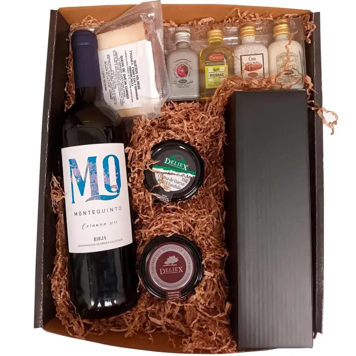 Lote gourmet con vino, cuña de queso de oveja, crema de queso torta, crema de jamón curado, 4 mini licores y set para vinos con forma de botella (3 piezas) en caja de regalo - 1