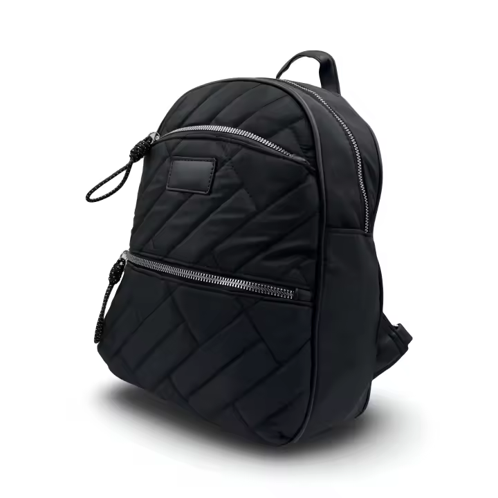 Mochila de nylon acolchado disponible en varios colores. Colección Primavera-Verano 2024. Ligera y cómoda con material lavable. Asas ajustables. CAMAR - 1