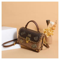 Bolso De Hombro Para Mujer Estilo Retro Con Decoración De Insignia De Oso Exquisito Bolso Cruzado De PU Suave Con Lining De Poliéster - details 13