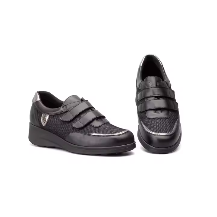 Mº5582 Negro Plata  Hecho en España Deportivos Mujer Piel Negro Plata Velcro Ibérico Numeración: 36-41 Marca: Ibérico Lujosas zapatillas de la marca Ibérico presentan un diseño en tono negro que combina piel perforada con textura de malla par - 1