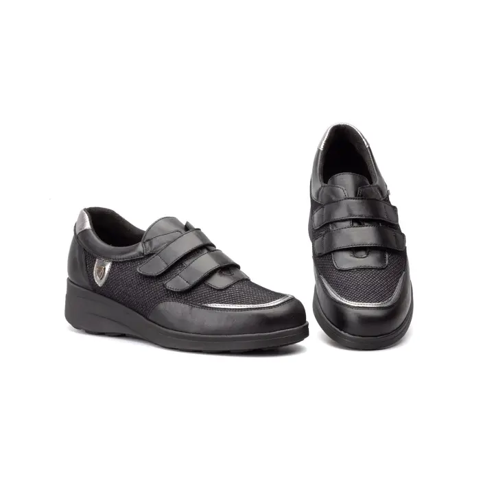 Mº5582 Negro Plata  Hecho en España Deportivos Mujer Piel Negro Plata Velcro Ibérico Numeración: 36-41 Marca: Ibérico Lujosas zapatillas de la marca Ibérico presentan un diseño en tono negro que combina piel perforada con textura de malla par - 1