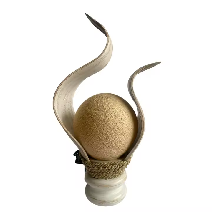 Lampara mesa artesanal madera hojo de coco Karima caoba blanca 42 X 17 cms, conecta+y+compra - 1