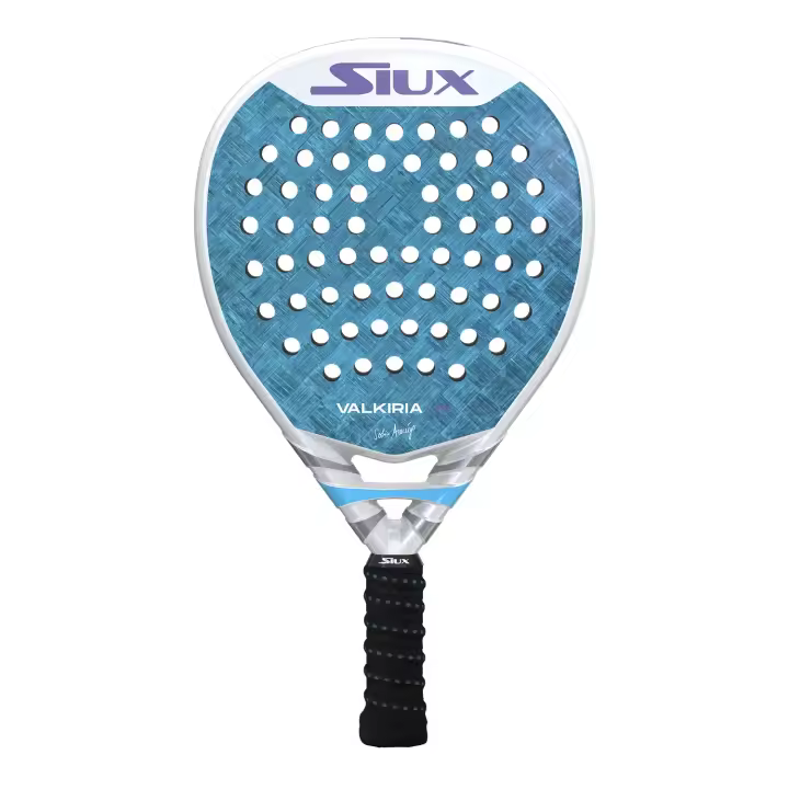 PALA SIUX VALKIRIA PRO 2025, es una pala profesional polivalente, con superficie 24K aluminizado y carbono 3K. Diseñada para jugadoras exigentes que buscan equilibrio entre potencia y control en cada golpe. - 1