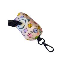 Porta Bolsas para bolsas de excremento de mascotas. Con apertura de goma para sacar las bolsas una a una y cremallera trasera para introducir el recambio. Incluye un recambio de bolsas de regalo. Marca Lila Dogs - details 1