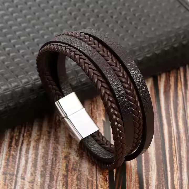 Pulsera De Cuero PU Marrón Para Hombres Con Cuatro Capas Mostrando El Encanto Masculino Pulsera De Moda Sin Metálicos Producida En Zhejiang China - 1