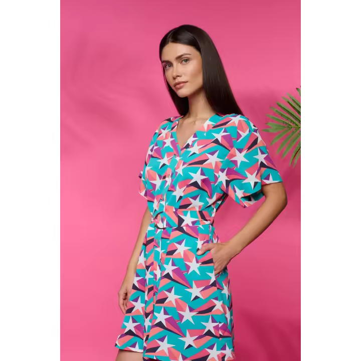 Vestido Kimmel de Minueto. El Vestido Camisero Kimmel de Minueto es una prenda versátil y elegante. Presenta un escote en pico favorecedor, manga corta y un estampado de estrellas que le da un toque único. - 1